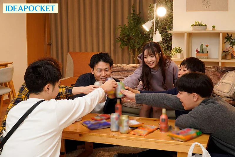 1位 「女1人で参加したのが間違いでした…」 宅飲みで同級生達に廻された女子大生。 佐々木さき1